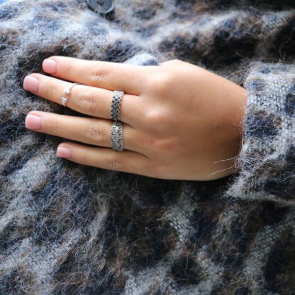 טבעת כסף סגנון אינדונזי משולשים קריסטלים לשחורים