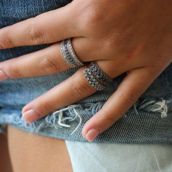 טבעת כסף סגנון אינדונזי לוטוס קריסטלים שחורים