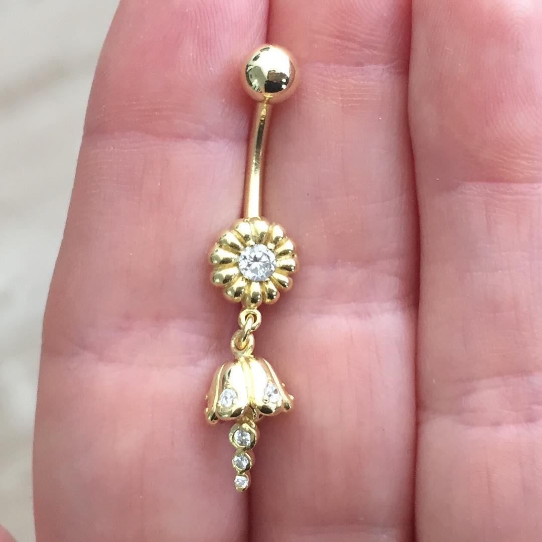 פירסינג בטבור - ציפוי זהב פרח קטן פעמון וקריסטלים לבנים