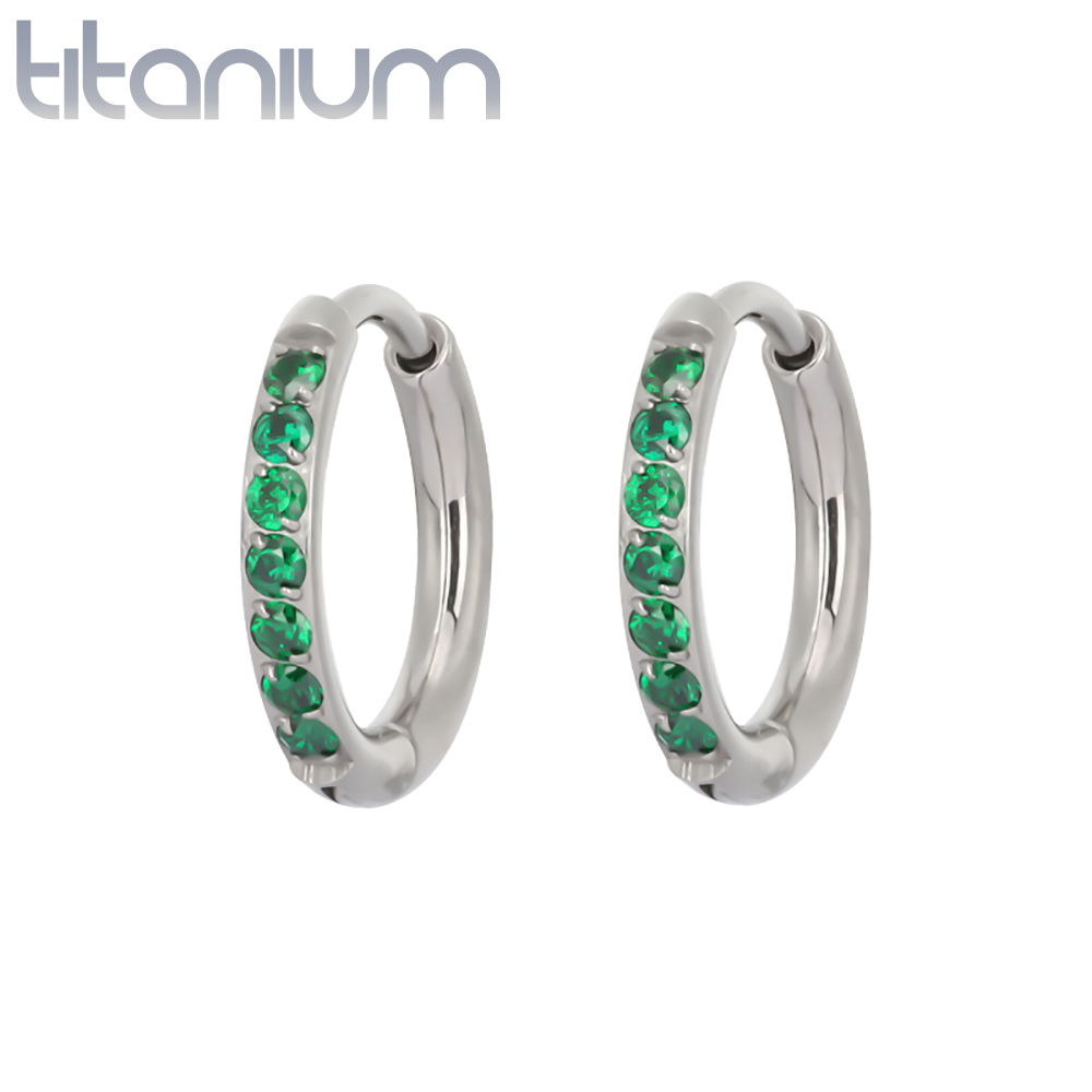 זוג עגילי חישוק האגיס מטיטניום 12 מ"מ עם קריסטלים ירוק אמרלד