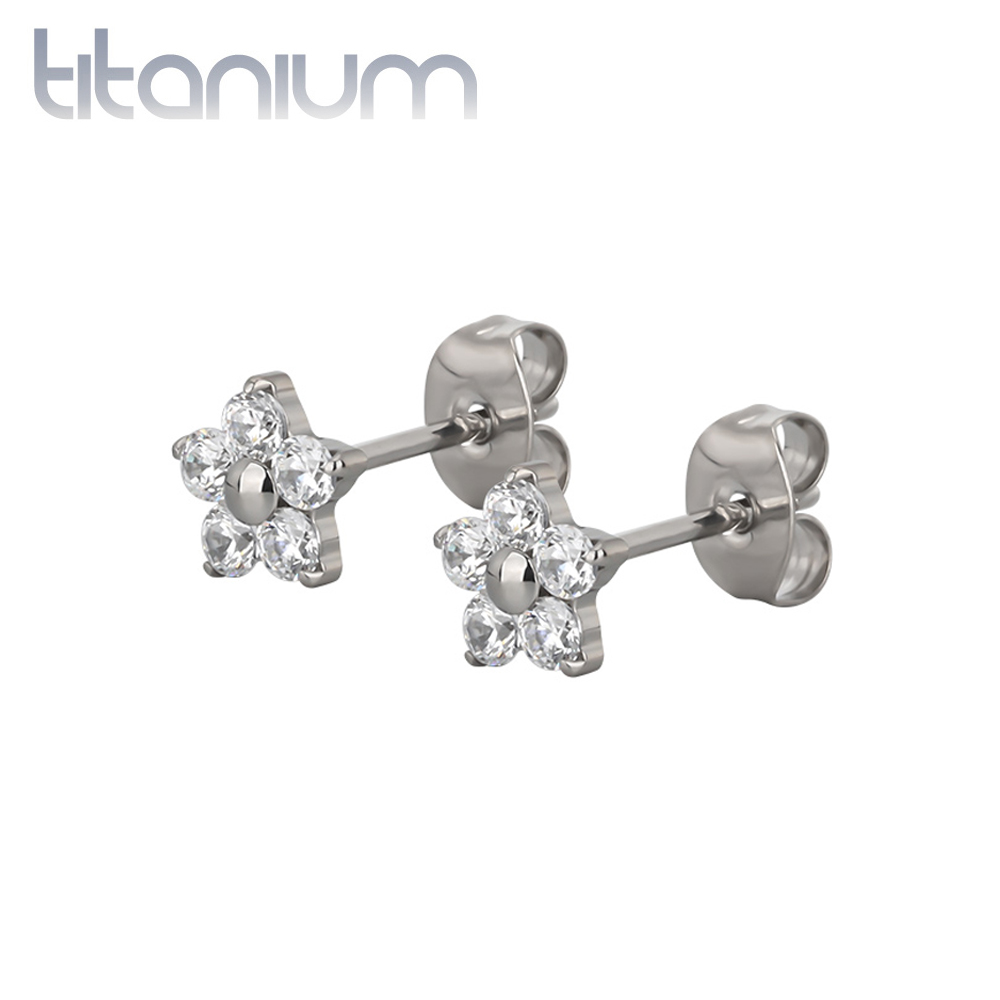 עגילי סטד מטיטניום - פרח עם קריסטלים לבנים