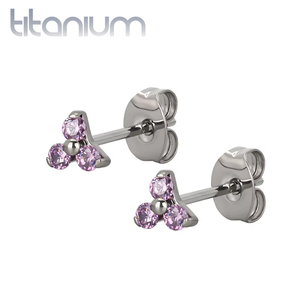 עגילי סטד מטיטניום - פרח עם שלושה קריסטלים סגולים