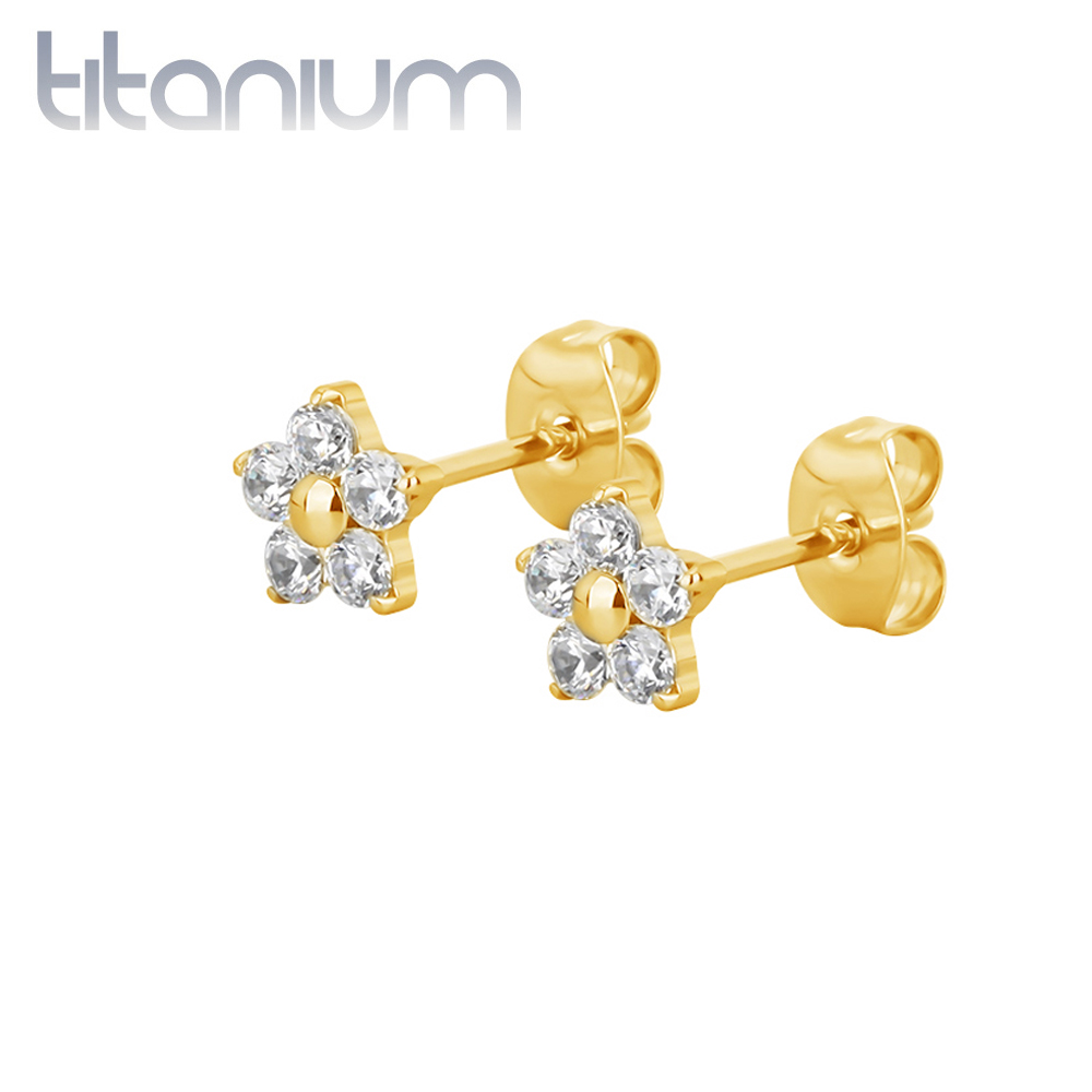 עגילי סטד מטיטניום וציפוי זהב - פרח עם קריסטלים לבנים