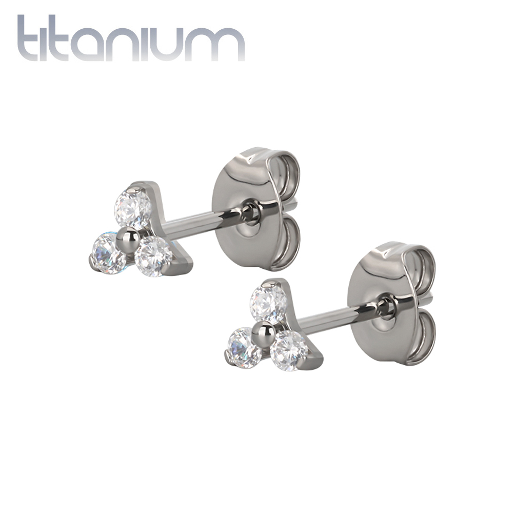 עגילי סטד מטיטניום - פרח עם שלושה קריסטלים לבנים