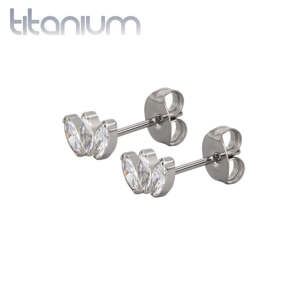 עגילי סטד מטיטניום - לוטוס קריסטלים לבנים