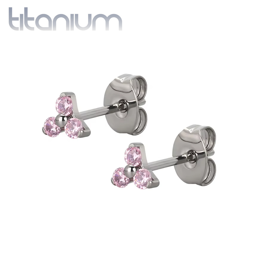 עגילי סטד מטיטניום - פרח עם שלושה קריסטלים ורודים