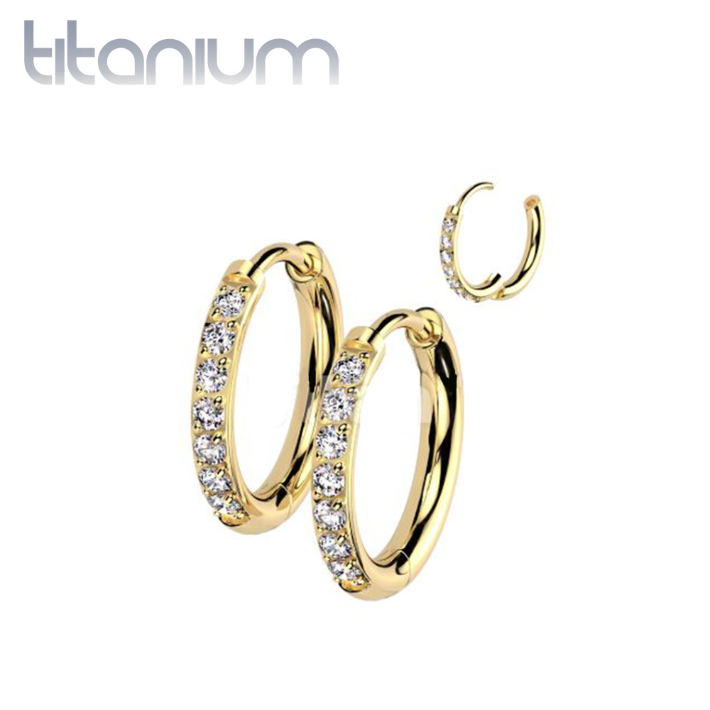 זוג עגילי חישוק האגיס מטיטניום וציפוי זהב 10 מ"מ עם קריסטלים לבנים