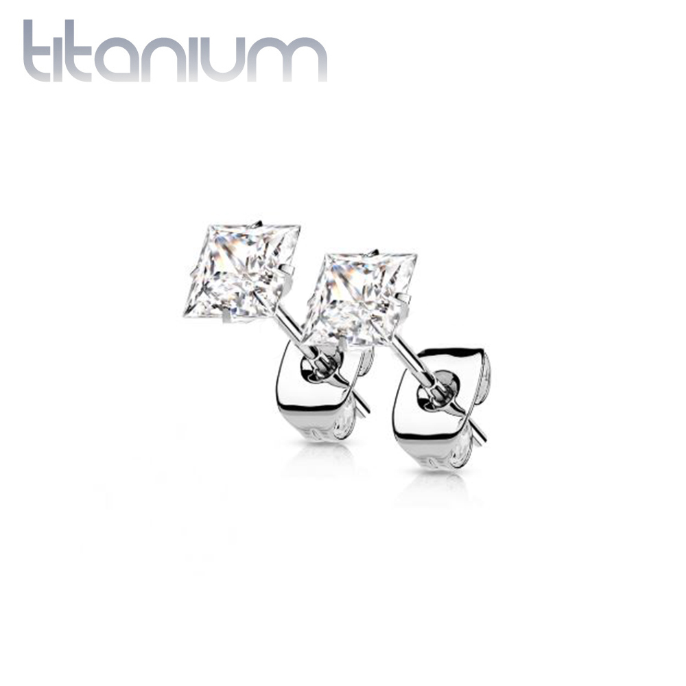 עגילי סטד מטיטניום - קריסטל ריבוע לבן 3 ממ