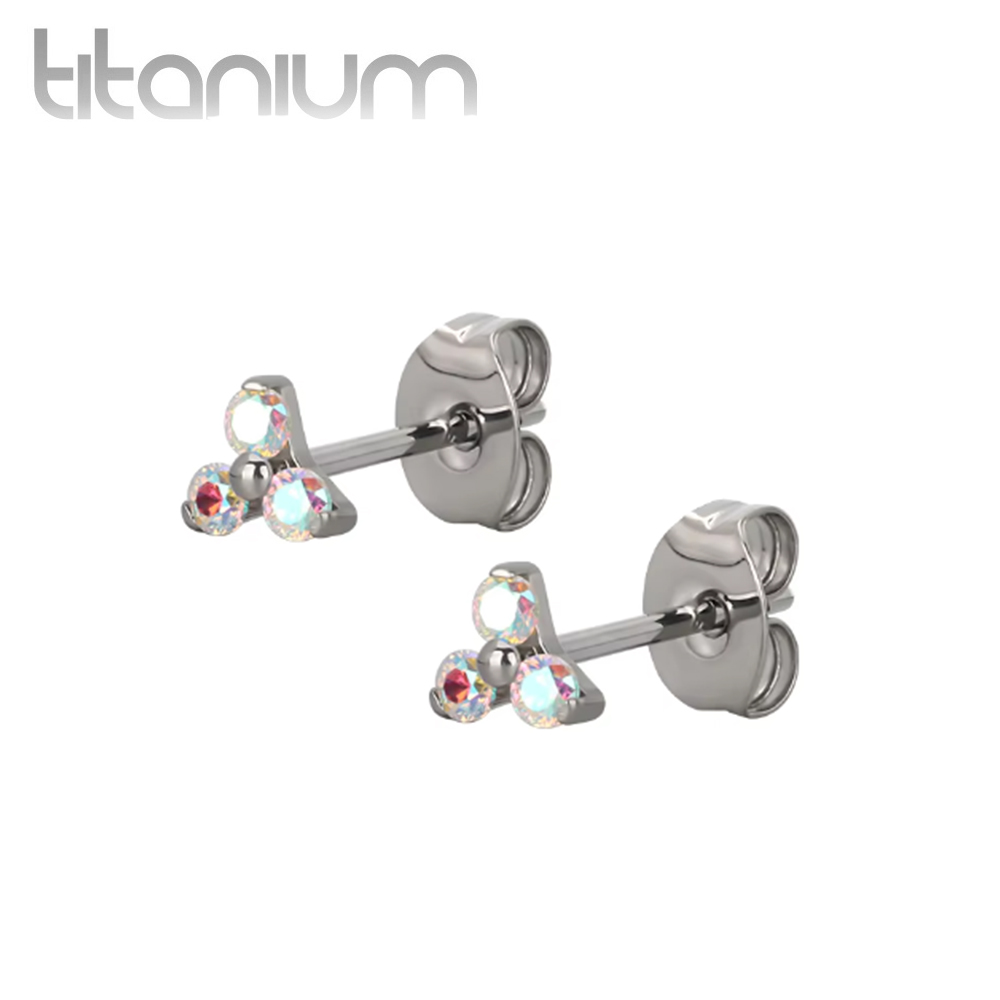 עגילי סטד מטיטניום - פרח עם שלושה קריסטלים ריינבו