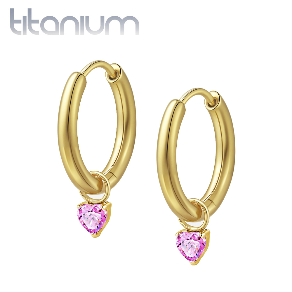 זוג עגילי חישוק האגיס מטיטניום וציפוי זהב 10 מ"מ זירקוניה לב ורוד פוקסיה תלויה
