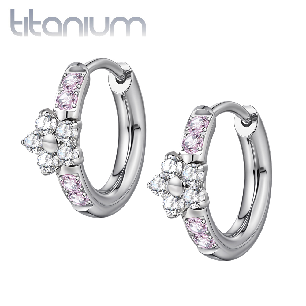 זוג עגילי חישוק האגיס מטיטניום 8 מ"מ פרח עם קריסטלים לבנים וורודים