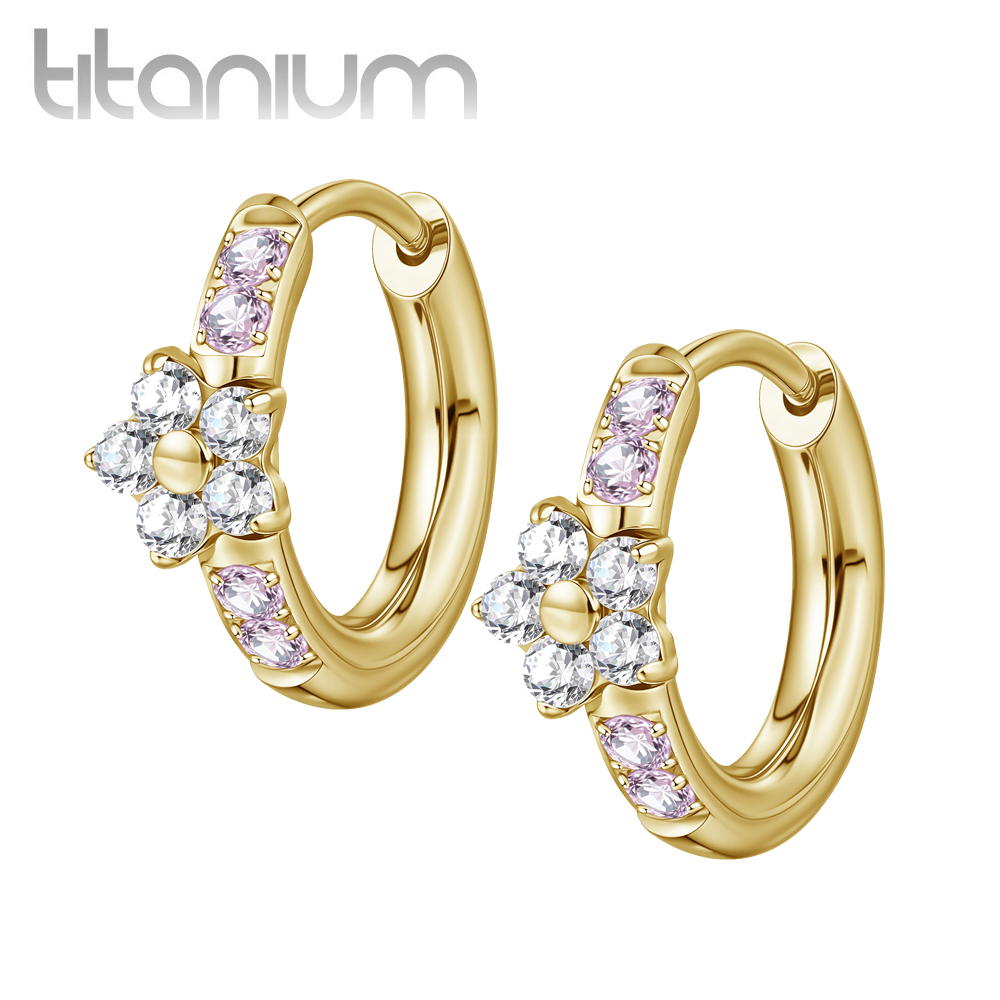 זוג עגילי חישוק האגיס מטיטניום וציפוי זהב 8 מ"מ פרח עם קריסטלים לבנים וורודים