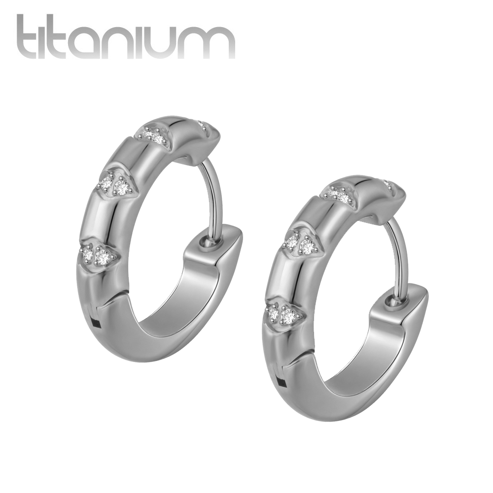 זוג עגילי חישוק האגיס מטיטניום 10 מ"מ עם קריסטלים לבנים