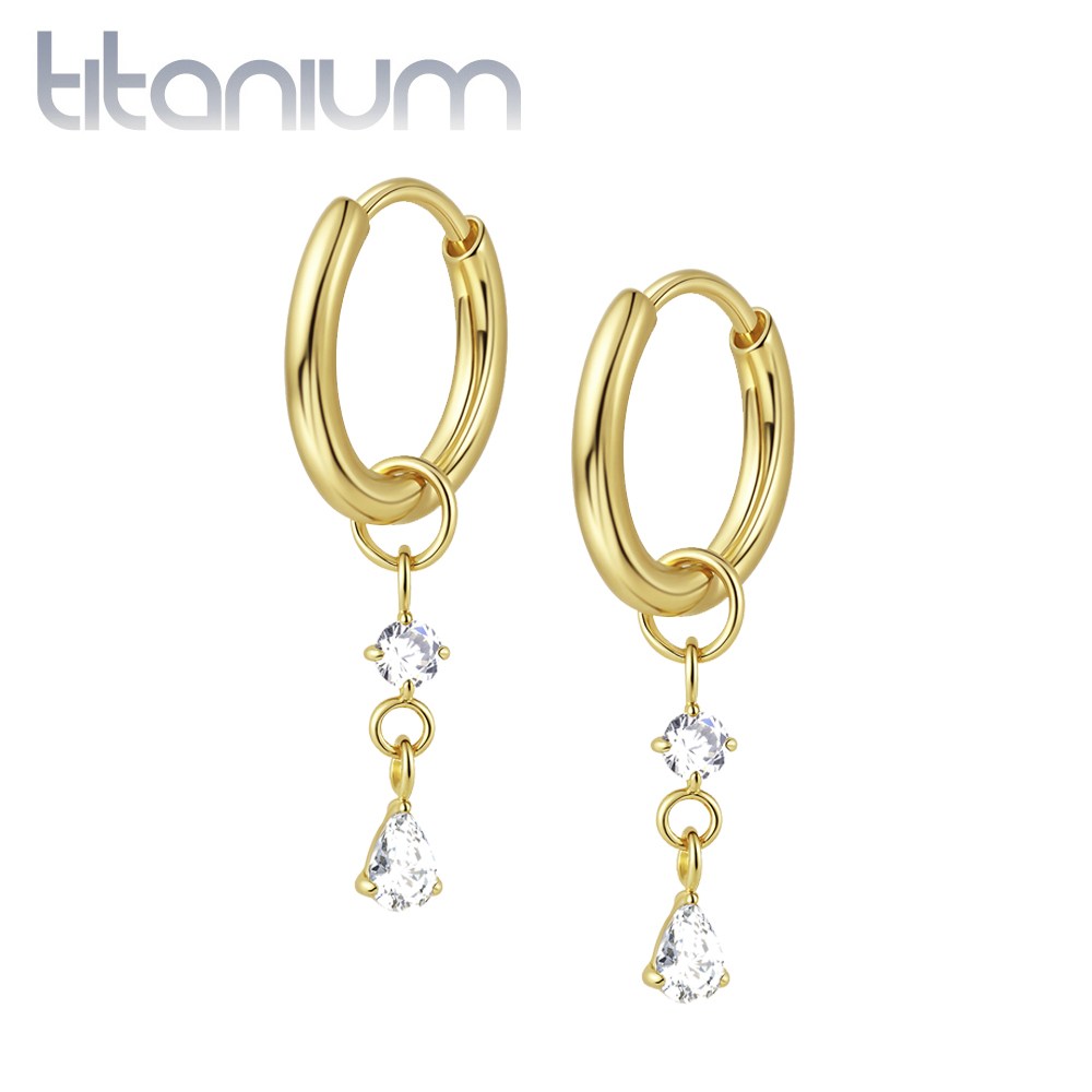 זוג עגילי חישוק האגיס מטיטניום וציפוי זהב 8 מ"מ זירקונים טיפה ועיגול לבנים