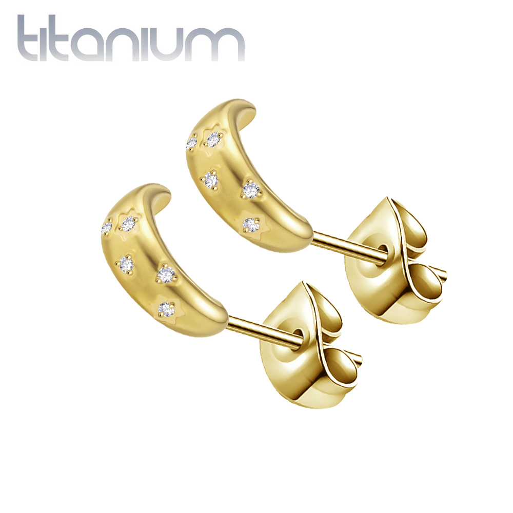 עגילי סטד מטיטניום וציפוי זהב - קשת עם קריסטלים לבנים