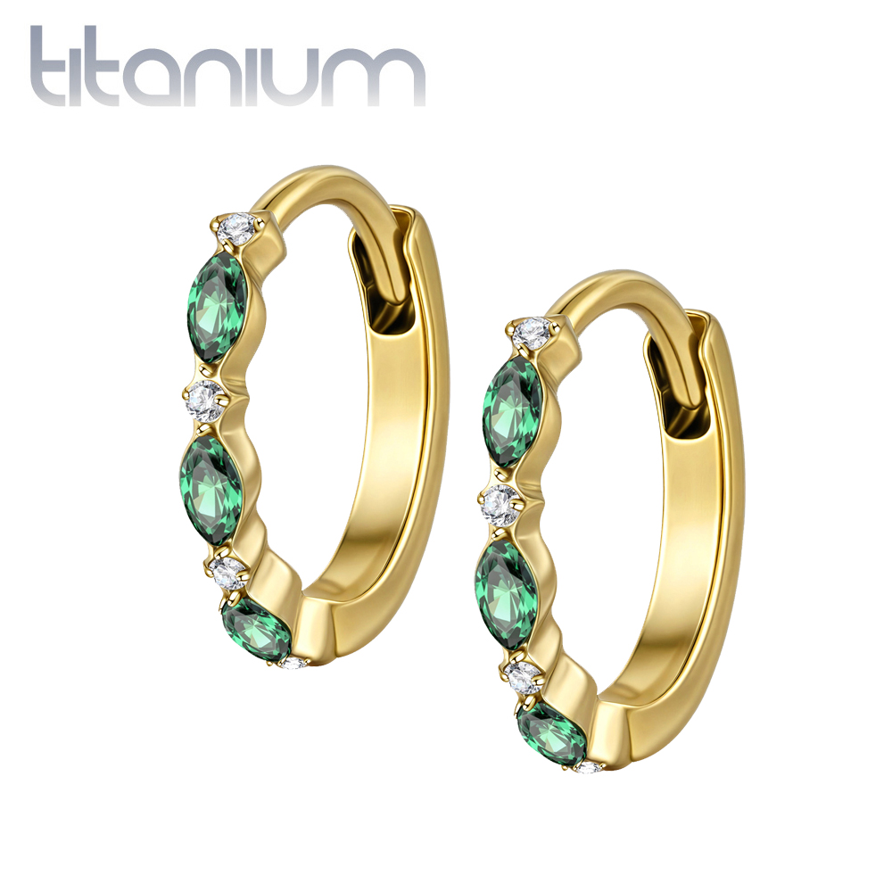 זוג עגילי חישוק האגיס מטיטניום וציפוי זהב 10 מ"מ מרקיזים ירוקים וקריסטלים לבנים
