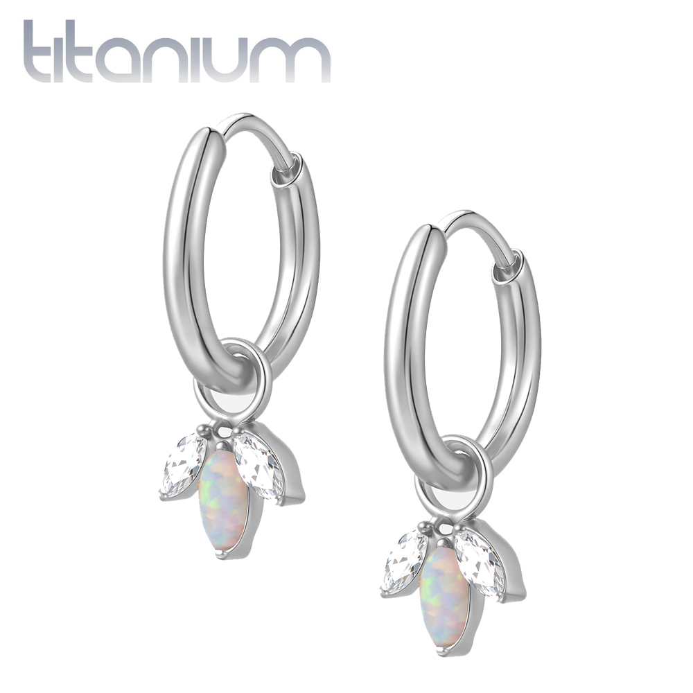 זוג עגילי חישוק האגיס מטיטניום 8 מ"מ לוטוס עם מרקיזים לבנים ואופל לבן