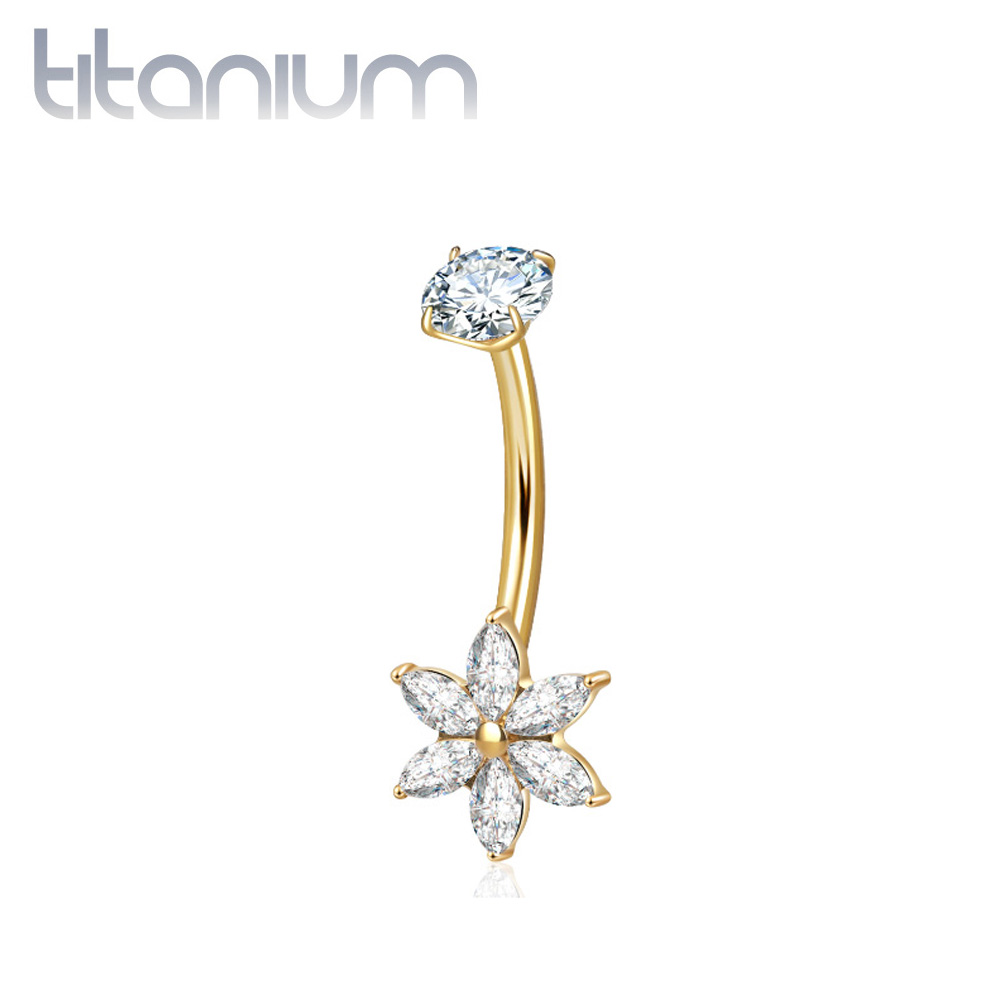 עגיל פירסינג בטבור מטיטניום וציפוי זהב - פרח מרגנית עם זרקונים לבנים
