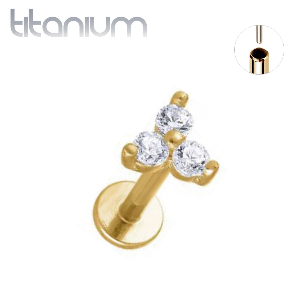 עגיל פלאט בק לתנוך האוזן מטיטניום וציפוי זהב  - פרח שלושה קריסטלים לבנים